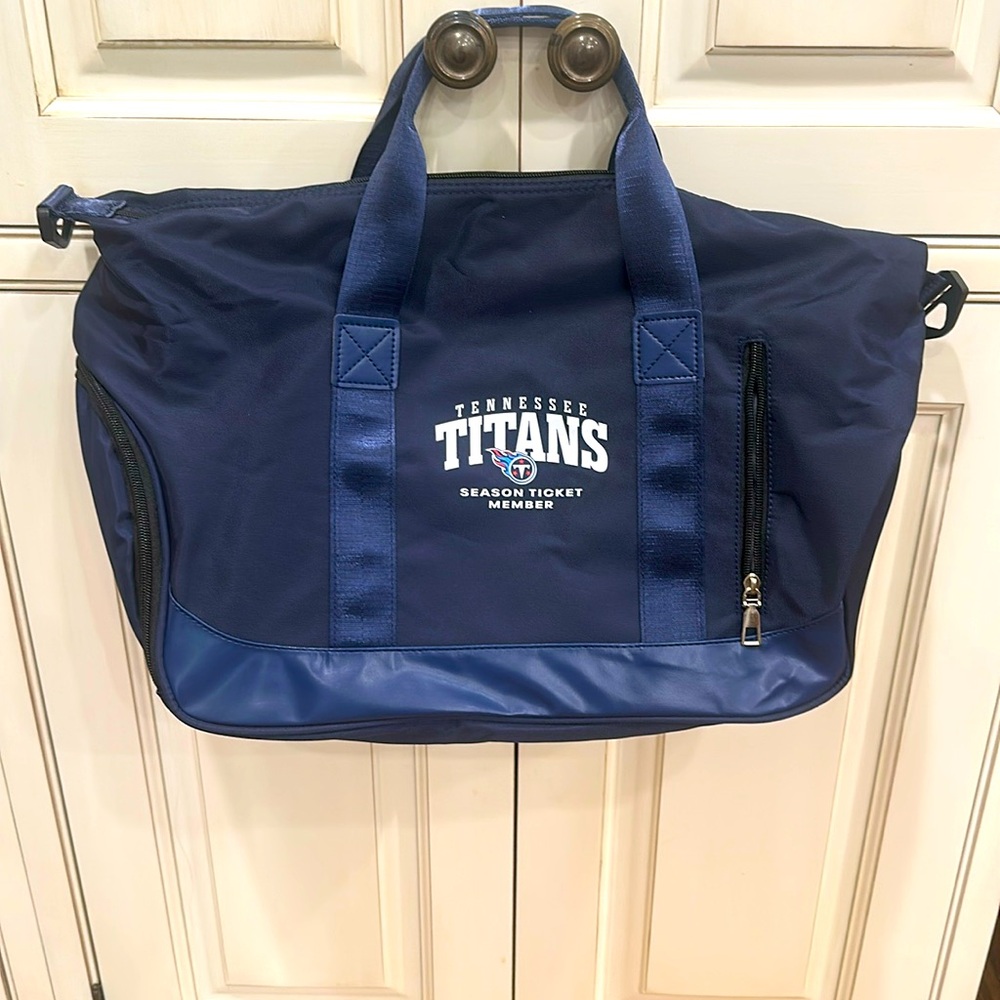 NEW🏈TENNESSEE TITANS NAVY BLUE GYM BAG/ DUFFEL WITH LOGO AND SHOULDER STRAP